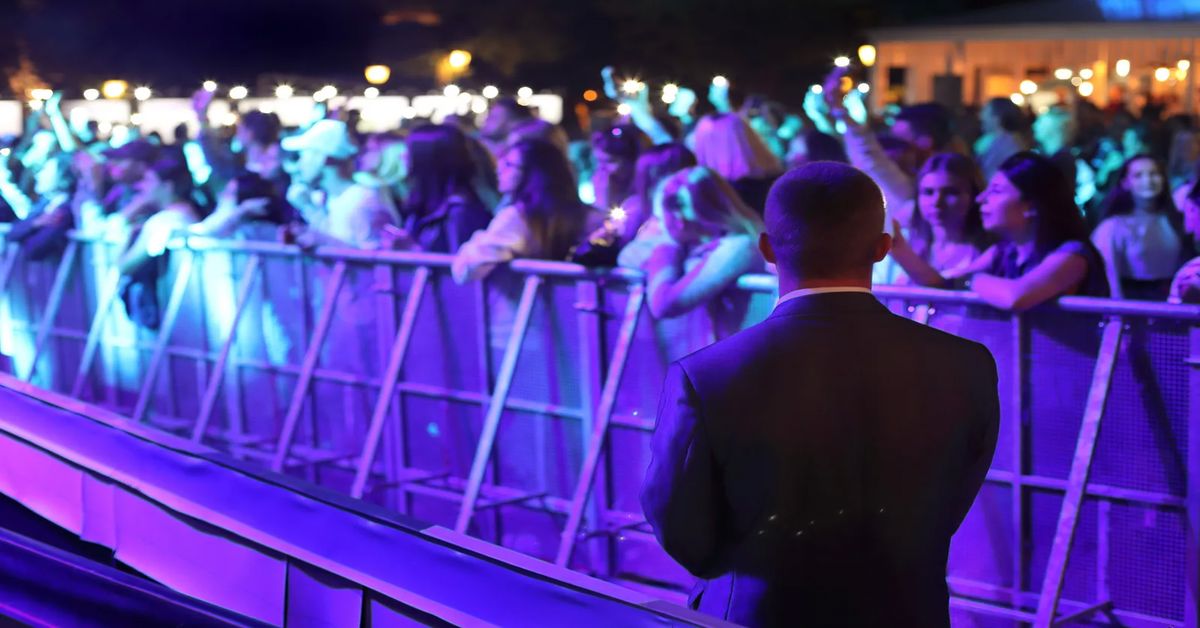 Сотрудник службы безопасности организации